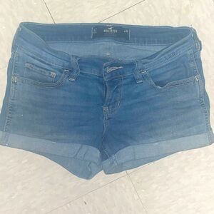 Hollister size 3/2 w26 has some paint on back